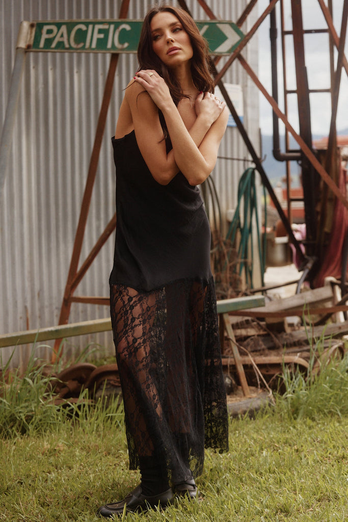 LACE MAXI DRESS | BLACK